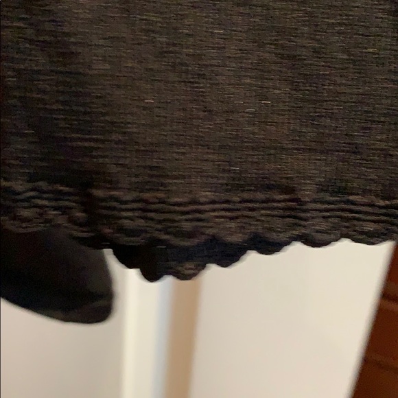 Delicate scalloped neckline & sleeves Lightweight - Picture 3 of 10